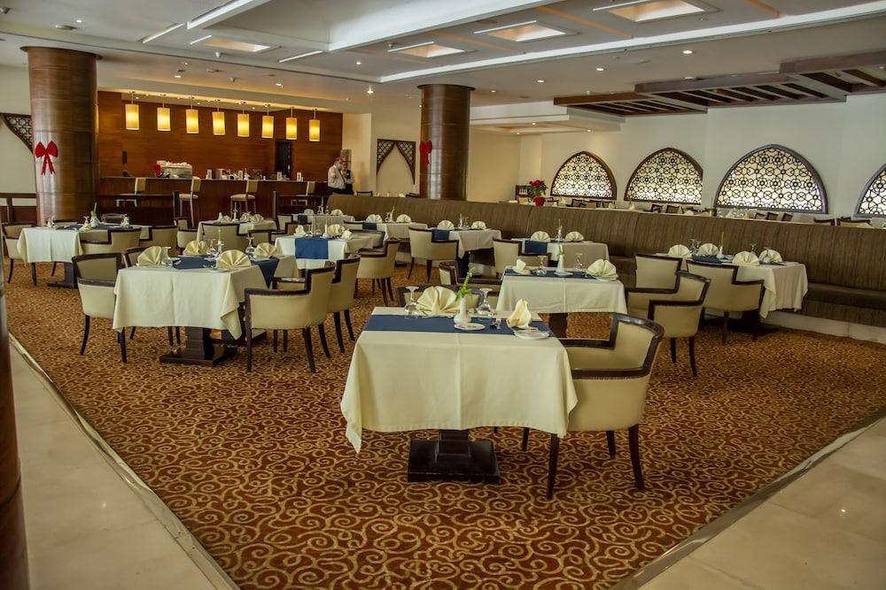Helnan Dream Hotel And Conference Center 6th of October City Exterior photo The restaurant at the hotel