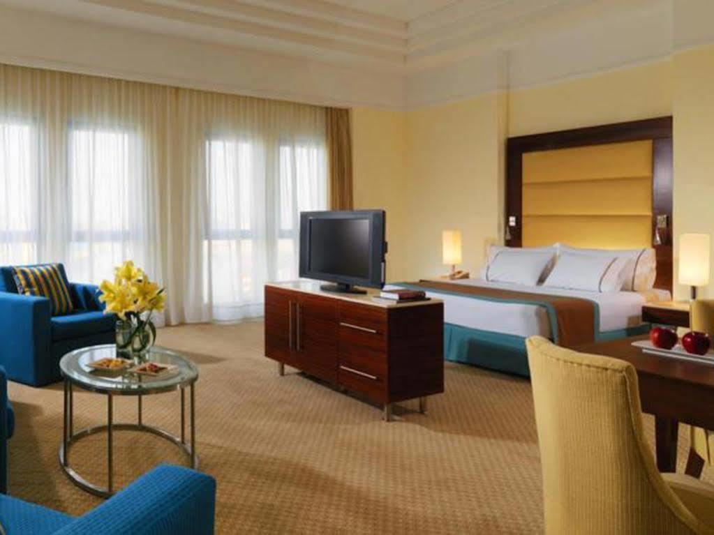Helnan Dream Hotel And Conference Center 6th of October City Exterior photo A room at the Sheraton Jumeirah Hotel